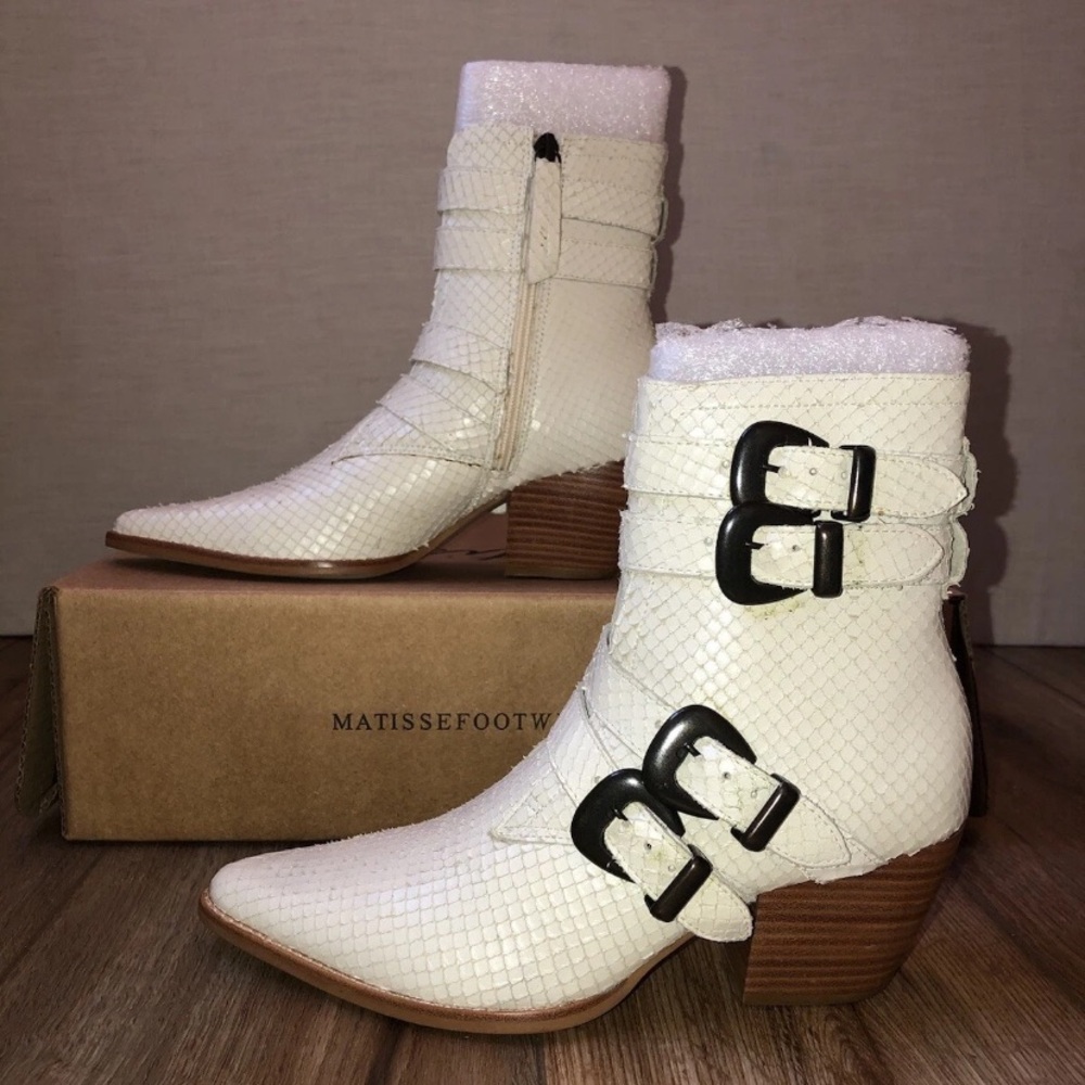 Matisse Harvey White Leather Double Buckle Ankle Booties Pointed Toe Shoe Size 7